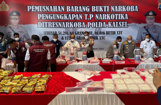 Barang bukti  narkoba dimusnahkan Direktorat Reserse Narkoba Polda Kalsel berlangsung  di Lobby Mapolda di Banjarbaru, Rabu (4/9/2024). (SuarIndonesia/ZI)