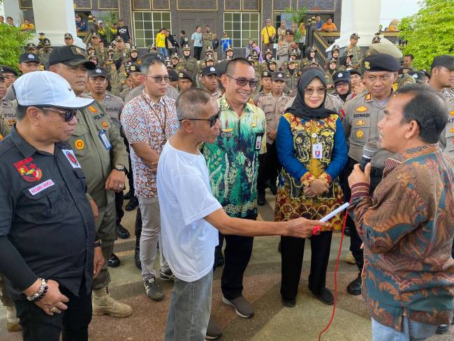 aksi demontrasi di halaman Kantor Gubernur Kalsel Banjarbaru, Jumat (6/9/2024). (SuarIndonesia/RW)