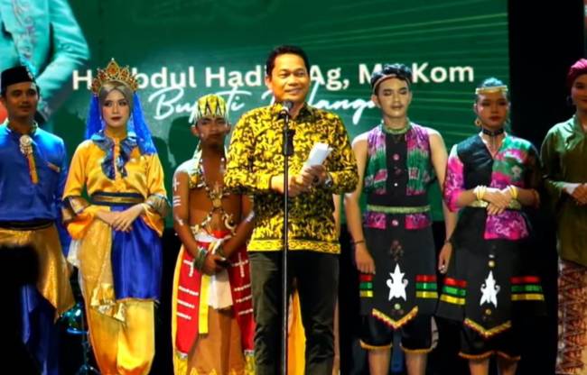 Bupati Balangan Abdul Hadi saat menutup kegiatan Festival Budaya Banua Sanggam 2024 di Lapangan Marthasura Paringin, Sabtu (7/9/2024) malam. (SuarIndonesia/Adv)