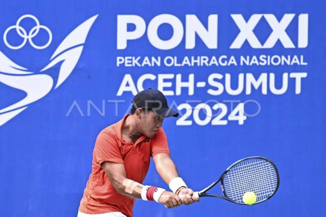 Petenis Kalimantan Selatan Lucky Candra memukul bola ke arah petenis D.I. Yogyakarta Aditya Hari pada babak semifinal tenis beregu putra PON XXI Aceh-Sumut 2024 di Lapangan Tenis Harapan Bangsa, Banda Aceh, Aceh, Jumat (13/9/2024). (SuarIndonesia/ANTARA FOTO/Aprillio Akbar/aww
