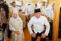 Wakil Gubernur Kalsel, H Muhidin beserta istri yang juga turut baayun maulid.,Senin (16/9/2024) (SuarIndonesia/Ist)