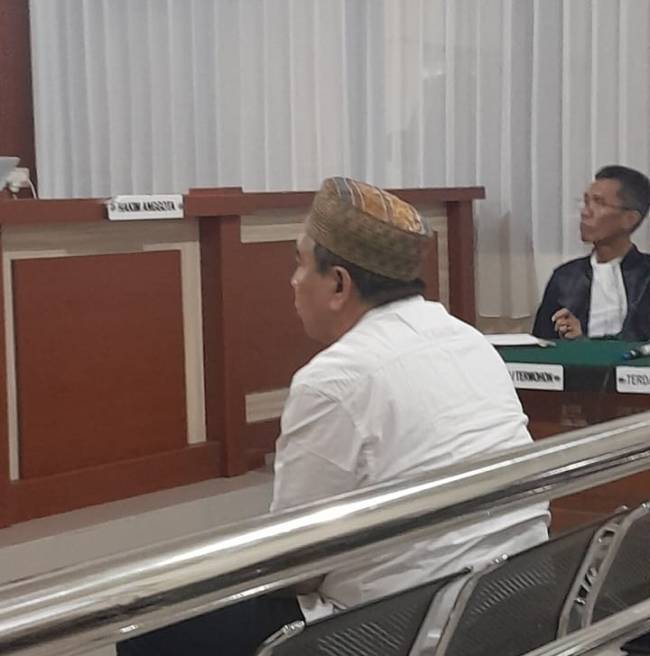 terdakwa notaris berinisial AS pada waktu sidang (SuarIndonesia/Ist)