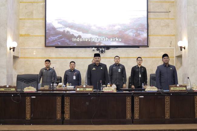 Usulan calon unsur pimpinan DPRD Kalsel diberitahukan melalui sidang paripurna internal DPRD Kalsel, Selasa (17/9/2024). (SuarIndonesia/HM)