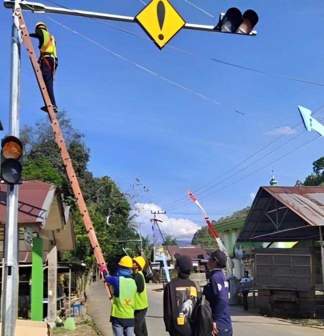 Penyelesaian target pemasangan 2403 unit penerangan jalan, 22 unit lampu solar cell, 40 unit traffic warning light dan 50 unit rambu serta perlengkapan jalan (SuarIndonesia/Adv)