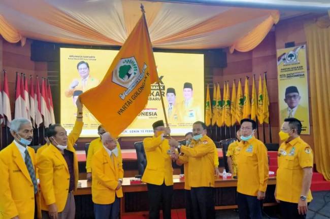 Pada waktu Serah terima Panji Golkar dari Sekretaris DPD Partai Golkar Kalsel H Supian HK atas nama Ketuanya H Sahbirin Noor kepada Ketua DPD Partai Golkar Kabupaten Kotabaru Sayed Jafar Alydrus di Banjarmasin, Senin, 15 Februari 2021. (
SuarIndonesia/Repro)