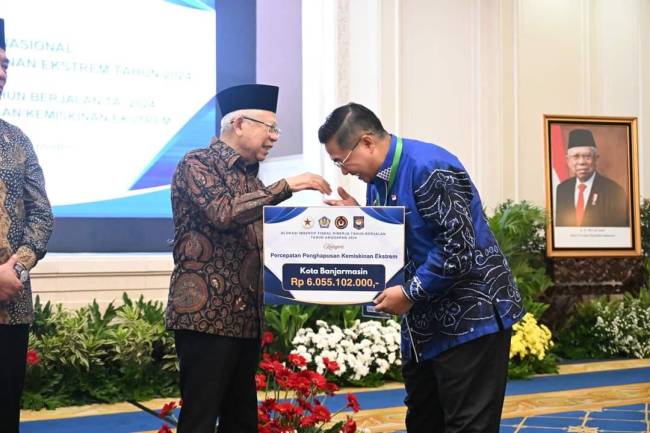 Wakil Presiden RI, Ma’ruf Amin, menyerahkan Insentif Fiskal pada Wali Kota Banjarmasin, H Ibnu Sina, Rabu (18/9/2024) (SuarIndonesia/Ist)