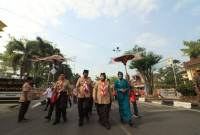 Hj.Raudatul Jannah atau Acil Odah memimpin puncak Peringatan Hari Pramuka ke-63 Tingkat Kwartir Cabang Hulu Sungai Utara tahun 2024 di Halaman Kantor Bupati (HSU) Hulu Sungai Utara Rabu (18/9/2024) (SuarIndonesia/Adv)