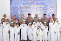 Doa bersama anak yatim piatu dari Panti Asuhan sekitar gedung Regional Traffic Management Center (RTMC) milik Ditlantas Polda Kalsel di Banjarbaru.(SuarIndonesia/Repro)