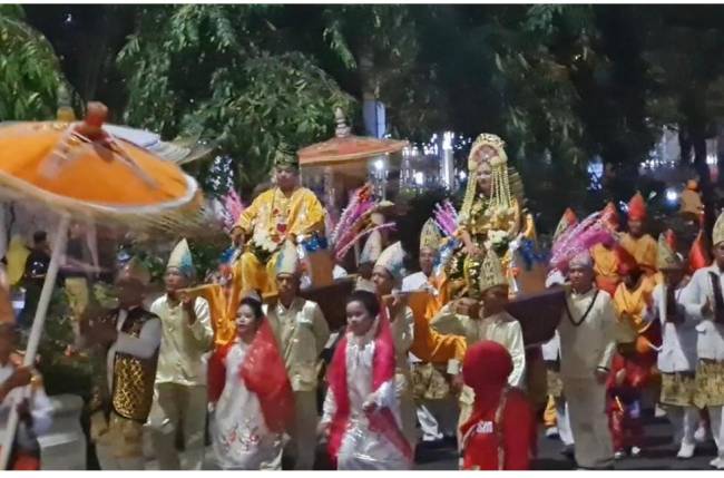 Bausung Pengantin diantaranya ditampilkan pada  Karnaval budaya dalam rangka Jaringan Kota Pusaka Indonesia (JKPI) VI, JUmat (20/9/2024) malam (SuarIndonesia/SU)