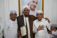 H, Andi Latif Rudi Latif dan H Bahsanuddin bersama Alhabib Ali Dari Tarim Hadramaut di majelis ilmu Ar Raudhah asuhan Tuan Guru H Ahmad Hasruni Afif atau Guru Muda di Jalan Pelabuhan Speed Desa Sejahtera, Kecamatan Simpang Empat, pada Jum'at (20/9/2024) malam (SuarIndonesia/Ist)