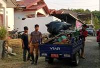 Sejumlah petugas kebersihan saat mengangkut sampah milik warga di areal perumahan (SuarIndonesia/Adv)