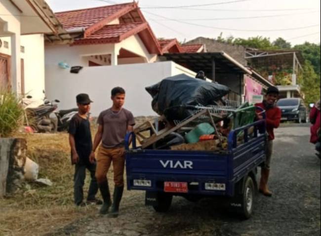 Sejumlah petugas kebersihan saat mengangkut sampah milik warga di areal perumahan (SuarIndonesia/Adv)