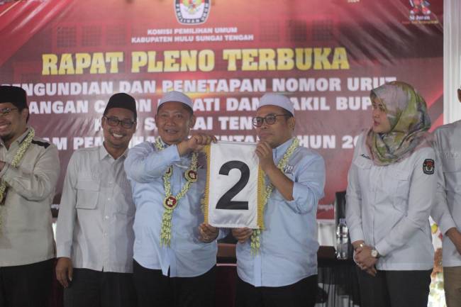 Bakal Calon Bupati Hulu Sungai Tengah (HST) Samsul Rizal dan Bakal Calon Wakil Bupati, Ustadz Rosyadi Elmi mengikuti Rapat Pleno Terbuka Pengundian dan Penetapan Nomor Urut Pasangan Calon dalam Pemilihan Serentak Tahun 2024 di Kantor KPU HST di Barabai, Senin (23/9/2024). (SuarIndonesia/Ist)