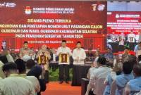 Komisi Pemilihan Umum (KPU) Daerah Kalsel melakukan pencabutan nomer urut pasangan calon kepala daerah Kalsel 2024. Senin (23/9/2024) malam. (SuarIndonesia/HM)