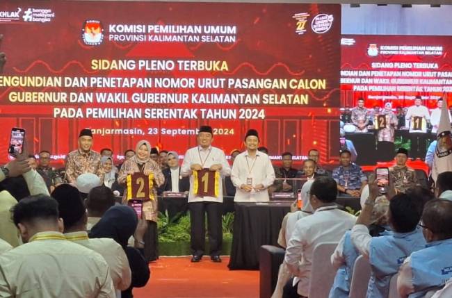 Komisi Pemilihan Umum (KPU) Daerah Kalsel melakukan pencabutan nomer urut pasangan calon kepala daerah Kalsel 2024. Senin (23/9/2024) malam. (SuarIndonesia/HM)