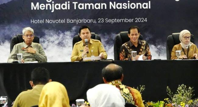 Rapat Persiapan Kajian Kebijakan Pengelolaan Pegunungan Meratus Dalam Rangka Usulan Perubahan Fungsi Menjadi Taman Nasional di Novotel Banjarbaru, Senin (23/9/2024) (SuarIndonesia/Adv)