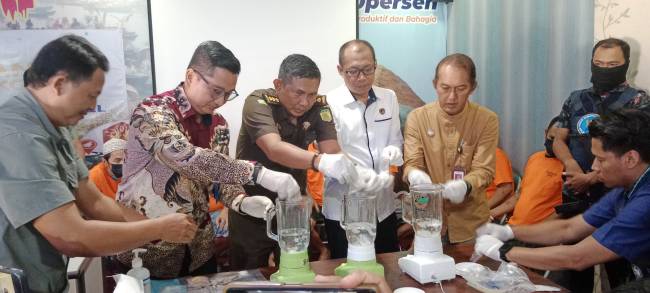 emua barang bukti dinussnahkan. Untuk sabu sebanyak 2 on lebih atau 221,51 gram dan 41 butir pil ekstasi dengan cara diblender dicambur obat nyamuk cair, Selasa (24/9/2024). ()SuarIndonesia/DO)