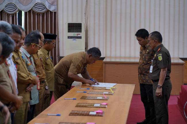 Penandatanganan kerja sama bantuan hukum bidang Perdata dan TUN antara Pemkab Balangan dan Kejari Balangan pada Selasa (24/9/2024) (SuarIndonesia/Adv)
