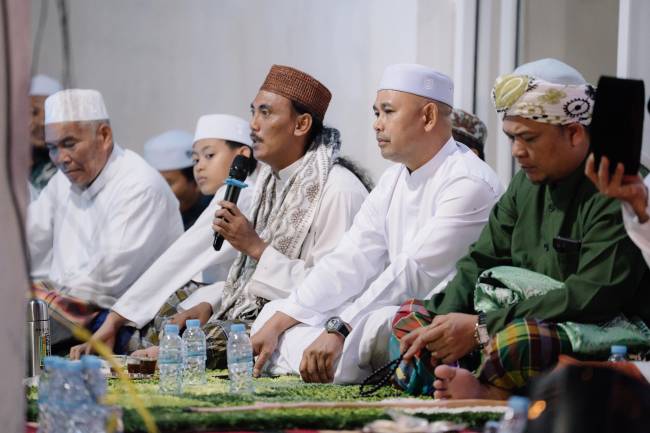 Pimpinan Pondok Pesantren Salafiyah Al-Istiqomah Kecamatan Mantewe, Kabupaten Tanah Bumbu, Ustaz Muhammad Fachri menyatakan dukungannya kepada pasangan calon Bupati dan Wakil Bupati Tanah Bumbu nomor urut 1, Andi Rudi Latif - H Bahsanuddin (SuarIndonesia/Ist)