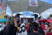 Simulasi pencoblosan contoh surat suara diperagakan Bang Rizal dan Ustadz Rosyadi pada kampanye terbuka perdana di lapangan Abung Limpasu HST, Kamis (26/9/2024). (SuarIndonesia/Ist)