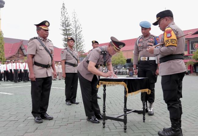Bergeser dua pejabat utama Polresta Banjarmasin, dan diserah terimakan, Rabu (25/9/2024) (SuarIndonesia/Ist)