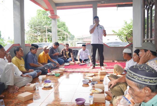 Dukungan kuat ratusan warga ini disampaikan langsung tokoh masyarakat Desa Gunung Ulin, saat H Rusli-Syairi hadir dan menyapa mereka, Jumat (27/9/2024). (SuarIndonesia.Ist)