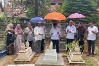 Ziarah, Muhammad Noor Rifani yang disapa H Fani dan Muhammad Taufani Alkaf (Habib Taufan) ke sejumlah makam tokoh penuntut Kabupaten Tabalong, Jumat (27/9/2024) (SuarIndonesia/Ist)