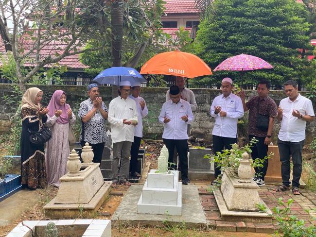 Ziarah, Muhammad Noor Rifani yang disapa H Fani dan Muhammad Taufani Alkaf (Habib Taufan) ke sejumlah makam tokoh penuntut Kabupaten Tabalong, Jumat (27/9/2024) (SuarIndonesia/Ist)