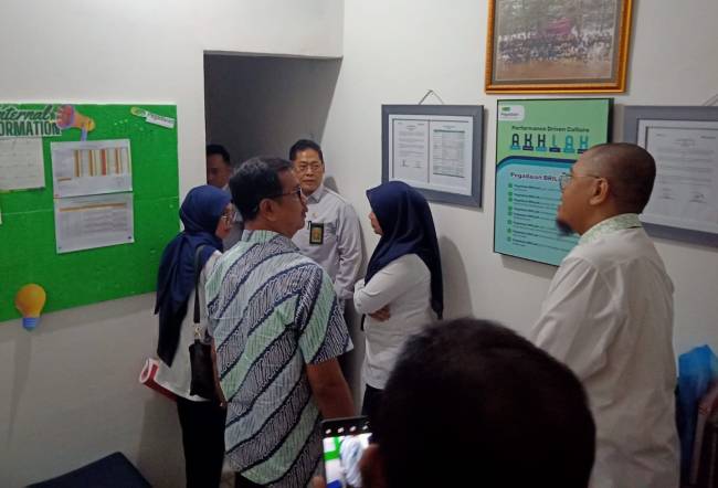 Pemeriksaan setempat di Kantor Cabang Pegadaian Kayu Tangi Banjarmasin Utara,  Senin (30/9/2024), dengan terdakwa Taufik S.Kom salah satui karyawannya yang diduga melakukan tindak pidana korupsi. (SuarIndonesia/HD)