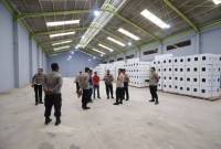 Gudang Logistik Komisi Pemilihan Umum (KPU) kota Banjarmasin, dicek Wakaporesta, AKBP Arwin Amrih Wientama, bersama jajaran, Senin (30/9/2024) (SuarIndonesia/Ist)