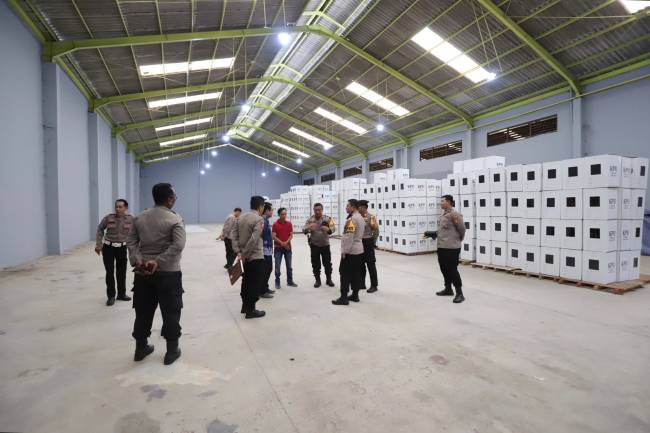 Gudang Logistik Komisi Pemilihan Umum (KPU) kota Banjarmasin, dicek Wakaporesta, AKBP Arwin Amrih Wientama, bersama jajaran, Senin (30/9/2024) (SuarIndonesia/Ist)