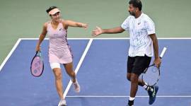 Petenis terbaik Indonesia, Aldila Sutjiadi yang berpasangan dengan petenis India, Rohan Bopanna sukses menembus babak semifinal nomor ganda campuran turnamen tenis Grand Slam US Open 2024 usai menaklukkan unggulan keempat yang berstatus juara Grand Slam yang juga peraih medali emas Olimpiade, Barbora Krejcikova/Matthew Ebden pada babak perempat final di court 5 USTA Billie Jean King National Tennis Center, New York City, Amerika Serikat, Selasa (3/9/2024) dini hari WIB. (Athletica Company/Chryslene Caillaud)