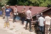 Sejumlah warga dan pihak berwajib saat mengevakuasi rumah warga yang terkena musibah tanah amblas di Desa Simpang Tiga, Kecamatan Lampihong, Kabupaten Balangan, Rabu (25/9/2024). (ANTARA/Ragil Darmawan)