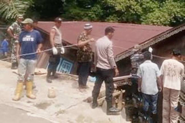 Sejumlah warga dan pihak berwajib saat mengevakuasi rumah warga yang terkena musibah tanah amblas di Desa Simpang Tiga, Kecamatan Lampihong, Kabupaten Balangan, Rabu (25/9/2024). (ANTARA/Ragil Darmawan)