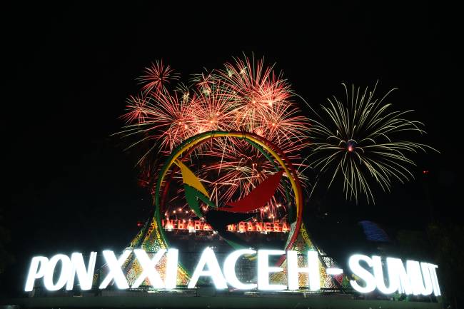 SUASANA pesta kembang api pembukaan PON XXI Aceh-Sumut 2024 di Stadion Harapan Bangsa, Banda Aceh, Aceh, Senin (9/9/2024). PON 2024 yang berlangsung hingga 20 September 2024 telah dibuka secara resmi oleh Presiden Joko Widodo. (ANTARA FOTO/Arnas Padda/aww)