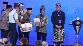 Wakil Presiden Ma'ruf Amin (tengah) selaku Ketua Pengarah Tim Percepatan Penurunan Stunting (TPPS) menyerahkan dana insentif fiskal kategori kinerja penurunan stunting kepada perwakilan kepala daerah Kota Banjarmasin yang diterima Wakil Wali Kota Banjarmasin H Arifin Noor pada pembukaan Rapat Koordinasi Nasional (Rakornas) Percepatan Penurunan Stunting Tahun 2024 di Jakarta, Rabu (4/9/2024). (ANTARA FOTO/IndriantoEkoSuwarso)