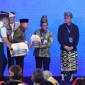 Wakil Presiden Ma'ruf Amin (tengah) selaku Ketua Pengarah Tim Percepatan Penurunan Stunting (TPPS) menyerahkan dana insentif fiskal kategori kinerja penurunan stunting kepada perwakilan kepala daerah Kota Banjarmasin yang diterima Wakil Wali Kota Banjarmasin H Arifin Noor pada pembukaan Rapat Koordinasi Nasional (Rakornas) Percepatan Penurunan Stunting Tahun 2024 di Jakarta, Rabu (4/9/2024). (ANTARA FOTO/IndriantoEkoSuwarso)