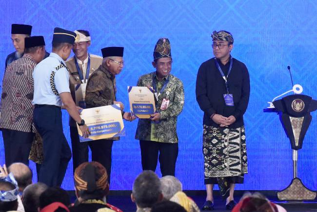 Wakil Presiden Ma'ruf Amin (tengah) selaku Ketua Pengarah Tim Percepatan Penurunan Stunting (TPPS) menyerahkan dana insentif fiskal kategori kinerja penurunan stunting kepada perwakilan kepala daerah Kota Banjarmasin yang diterima Wakil Wali Kota Banjarmasin H Arifin Noor pada pembukaan Rapat Koordinasi Nasional (Rakornas) Percepatan Penurunan Stunting Tahun 2024 di Jakarta, Rabu (4/9/2024). (ANTARA FOTO/IndriantoEkoSuwarso)