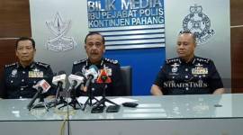 Irjen Polisi Tan Sri Razarudin Husain (tengah). (NSTP/ASROL AWANG)