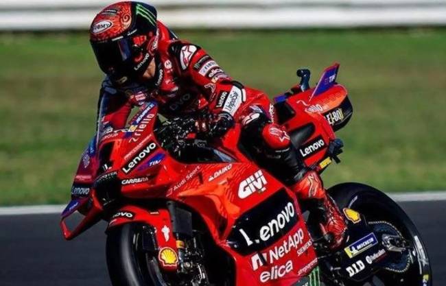 Pembalap Ducati Lenovo Francesco Bagnaia memacu kecepatan saat sesi kualifikasi di Pertamina Mandalika International Street Circuit, Lombok
Tengah, NTB, Sabtu (28/9/2024). Foto: Instagram @pecco63
