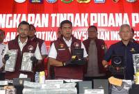 Kabareskrim Komjen Wahyu Widada (tengah) bersama Dirjen Bea Cukai Askolani (kanan) dan Direktur Tindak Pidana Narkoba (Dirtipidnarkoba) Bareskrim Polri Brigjen Mukti Juharsa (kiri) dan pimpinan berbagai lembaga menunjukkan barang bukti tindak pidana pencucian uang (TPPU) dari kejahatan narkoba, di Lapangan Bhayangkara Mabes Polri, Jakarta, Rabu (18/9/2024). (detikcom/AriSaputra)