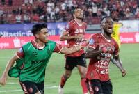
Pesepak bola Bali United Privat Mbarga (kanan) bersama rekan setim berselebrasi usai mencetak gol ke gawang PS Barito Putera dalam pertandingan Liga 1 2024/2025 di Stadion Kapten I Wayan Dipta Gianyar, Bali, Jumat (27/9/2024). Bali United mengalahkan PS Barito Putera dengan skor 3-2. (ANTARA FOTO/Nyoman Hendra Wibowo)