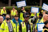 Para pekerja pabrik Boeing memegang poster sambil menunggu pemungutan suara untuk kontrak penuh pertama mereka dalam 16 tahun, di aula serikat pekerja Distrik 751 Asosiasi Pekerja Mesin dan Dirgantara Internasional, di Renton, Washington, AS, Kamis (12/9/2024) lalu. (Foto: REUTERS/David Ryder)