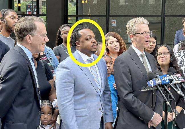 Marcel Brown (34) memenangkan gugatan pada Senin (9/9/2024) lalu dan dewan juri pengadilan di Chicago menetapkan ganti rugi total sebesar US$ 50 juta kepadanya.(X @LoevyandLoevy)