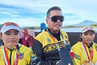 Pelatih Dayung Kalimantan Selatan, Donny Wirawan (tengah) bersama dengan pedayung Kalimantan Selatan, Siti Marhana Wulandari/Nadia Hafiza seusai gelaran babak final A canoeing nomor kayak double 500 m putri PON Aceh-Sumut 2024 di Bendungan Keuililing, Aceh Besar, Kamis (05/09/2024). (ANTARA/FajarSatriyo)