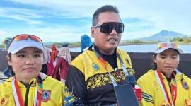 Pelatih Dayung Kalimantan Selatan, Donny Wirawan (tengah) bersama dengan pedayung Kalimantan Selatan, Siti Marhana Wulandari/Nadia Hafiza seusai gelaran babak final A canoeing nomor kayak double 500 m putri PON Aceh-Sumut 2024 di Bendungan Keuililing, Aceh Besar, Kamis (05/09/2024). (ANTARA/FajarSatriyo)