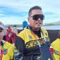 Pelatih Dayung Kalimantan Selatan, Donny Wirawan (tengah) bersama dengan pedayung Kalimantan Selatan, Siti Marhana Wulandari/Nadia Hafiza seusai gelaran babak final A canoeing nomor kayak double 500 m putri PON Aceh-Sumut 2024 di Bendungan Keuililing, Aceh Besar, Kamis (05/09/2024). (ANTARA/FajarSatriyo)