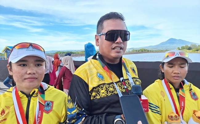Pelatih Dayung Kalimantan Selatan, Donny Wirawan (tengah) bersama dengan pedayung Kalimantan Selatan, Siti Marhana Wulandari/Nadia Hafiza seusai gelaran babak final A canoeing nomor kayak double 500 m putri PON Aceh-Sumut 2024 di Bendungan Keuililing, Aceh Besar, Kamis (05/09/2024). (ANTARA/FajarSatriyo)