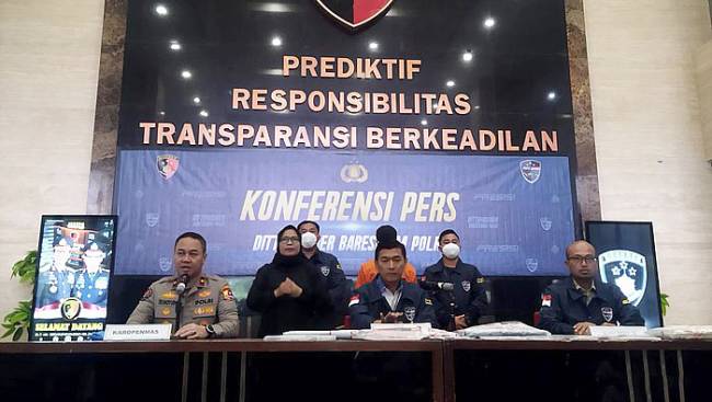 


Dirtipidsiber Bareskrim Polri Brigjen Himawan Bayu Aji dalam konferensi pers di Mabes Polri. (detikcom/Kurniawan Fadilah)