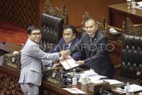 
Wakil Ketua Badan Legislasi (Baleg) DPR Achmad Baidowi (kiri) menyerahkan berkas laporan pembahasan RUU Kementerian Negara kepada Wakil Ketua DPR Lodewijk Freidrich Paulus (kanan) dalam Rapat Paripurna ke-7 Masa Persidangan I Tahun Sidang 2024-2025 di Kompleks Parlemen, Senayan, Jakarta, Kamis (19/9/2024). (ANTARA FOTO/Dhemas Reviyanto/YU)
